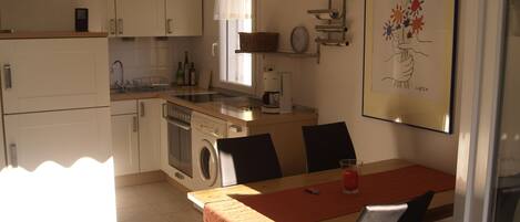 Réfrigérateur, four, plaque de cuisson, cafetière/bouilloire