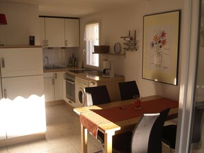 Jääkaappi, uuni, liesi, kahvin-/teenkeitin