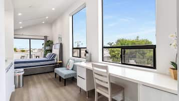 4 dormitorios, escritorio, tabla de planchar con plancha y cuna de viaje