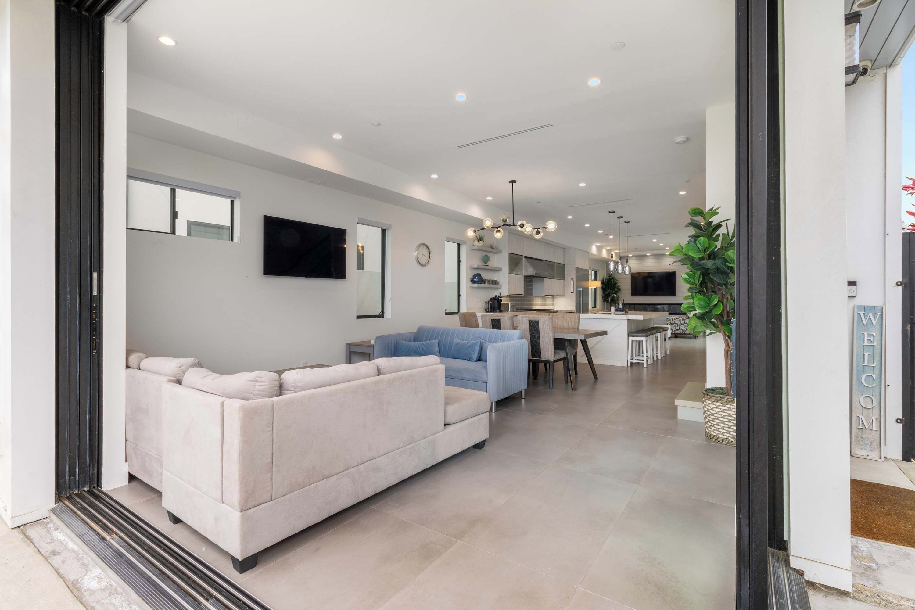 Una Smart TV, una chimenea, una oficina