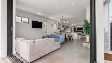 Una Smart TV, una chimenea, una oficina