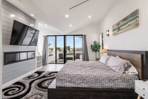 4 chambres, bureau, fer et planche à repasser, lit parapluie