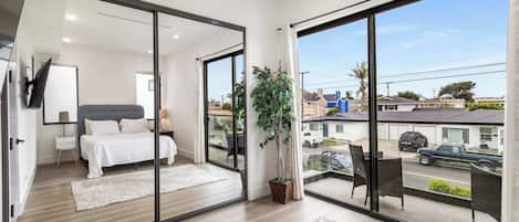4 bedrooms, in-room safe, desk, iron/ironing board