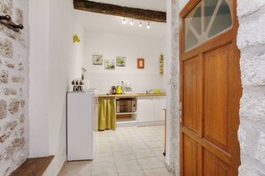 Een koelkast, een magnetron, een kookplaat