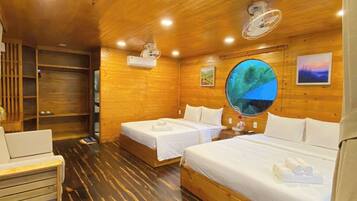 Escritorio, espacio para trabajar con laptop y cortinas blackout