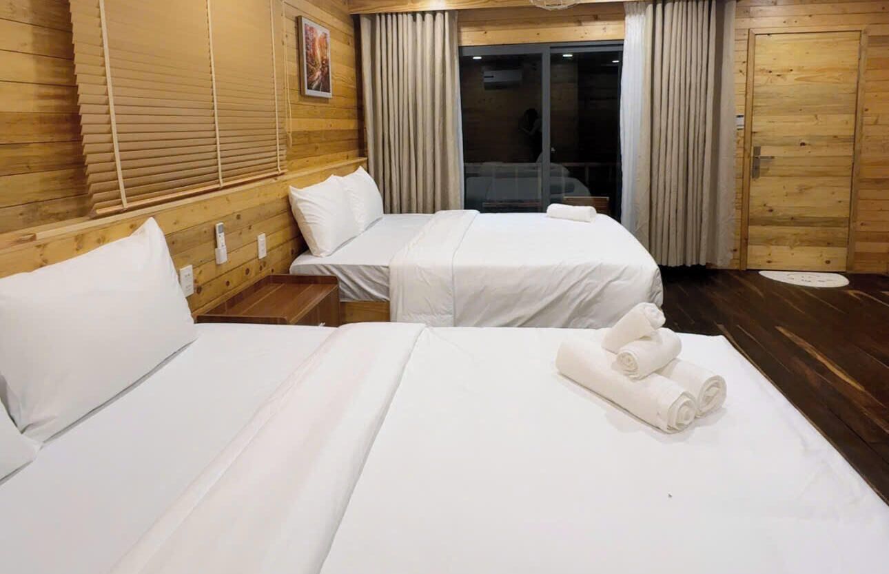 Family Double Room, Balcony, Lake View | Desk, laptop workspace, blackout drapes, iron/ironing board