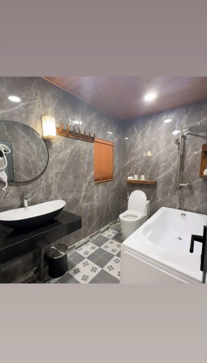 Family Double Room, Balcony, Lake View | Bathroom | Free toiletries, slippers, soap, shampoo