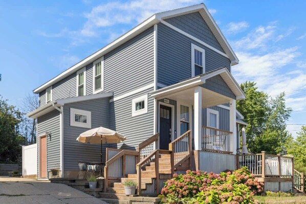 Exterior - Channel View Cottage (Grand Haven)