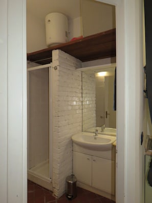Dusche, Haartrockner, Bidet, Handtücher