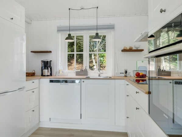 Fridge, microwave, dishwasher, cookware/dishes/utensils