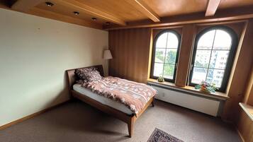 4 bedrooms, iron/ironing board, WiFi, bed sheets