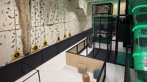 A climbing wall with various holds and a safety railing. - Directly at the Swiss Holiday Park - 3.5-room vacation apartment with 98 m² (Morschach)