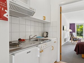 Fridge, cookware/dishes/utensils