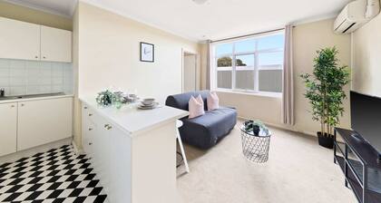 Stylish & Cozy Clifton Hill Apt with Parking
