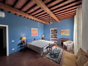 Iron/ironing board, Internet, bed sheets