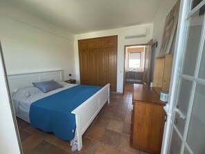 1 bedroom, bed sheets