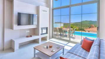 Deluxe Suite, Valley View | Living area