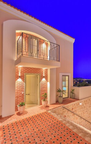 Vista frontal de la propiedad