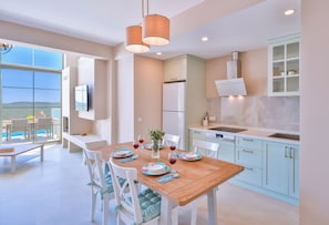 Villa Deluxe | Cuisine privée | Grand réfrigérateur, four, plaque de cuisson, lave-vaisselle