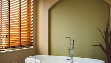 Deluxe-Villa | Badezimmer | Haartrockner, Handtücher, Seife, Shampoo