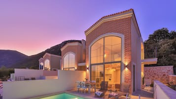 Deluxe Villa | Iron/ironing board, free WiFi