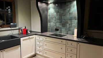 Een magnetron, een oven, een kookplaat