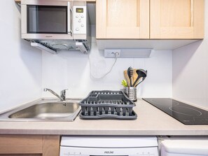 Fridge, microwave, dishwasher, coffee/tea maker