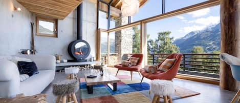 Televisión y chimenea