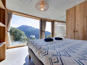 5 bedrooms, free WiFi, bed sheets