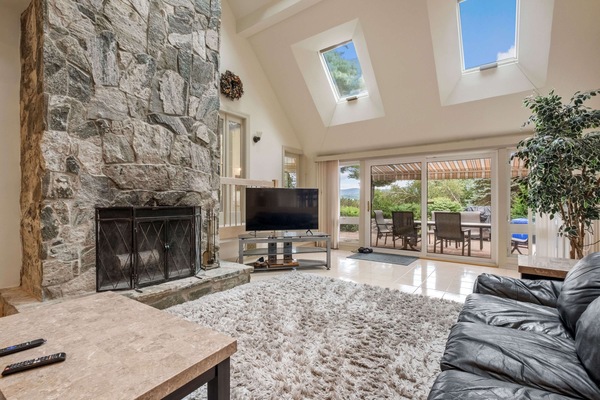 Smart TV, fireplace, offices, printers