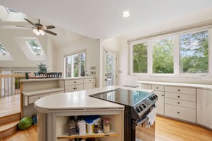 冷蔵庫、電子レンジ、オーブン、コンロ