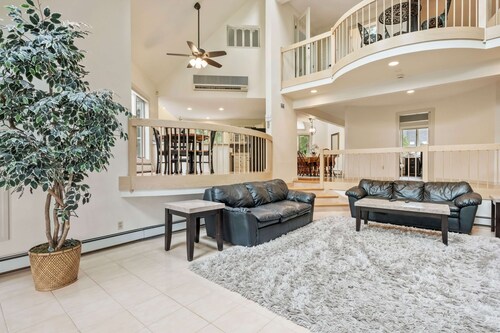 Large Stunning Home with Hot Tub, Sauna, perfect for families and year round vacations  for hiking, skiing and boating in Laconia.