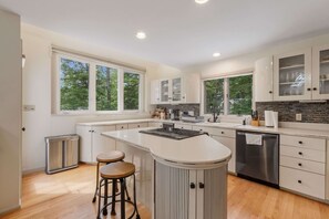 冷蔵庫、電子レンジ、オーブン、コンロ