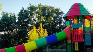 A playground with a multi-colored slide and a play structure with a green roof. - Mobile Home 34m² with Terrace for 6 in Dévillac (Dévillac)