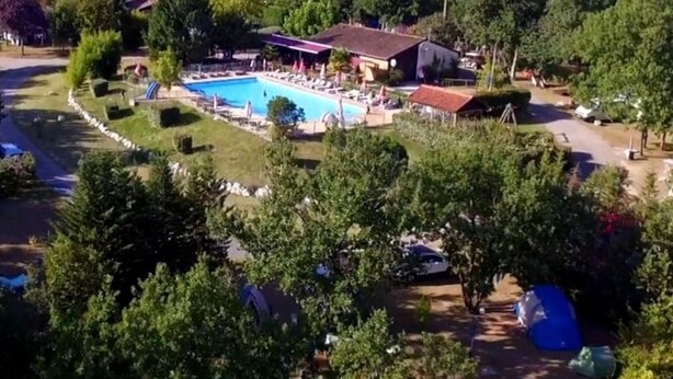 A residential area with a swimming pool, a house, and surrounding greenery. - Mobile Home 34m² with Terrace for 6 in Dévillac (Dévillac)