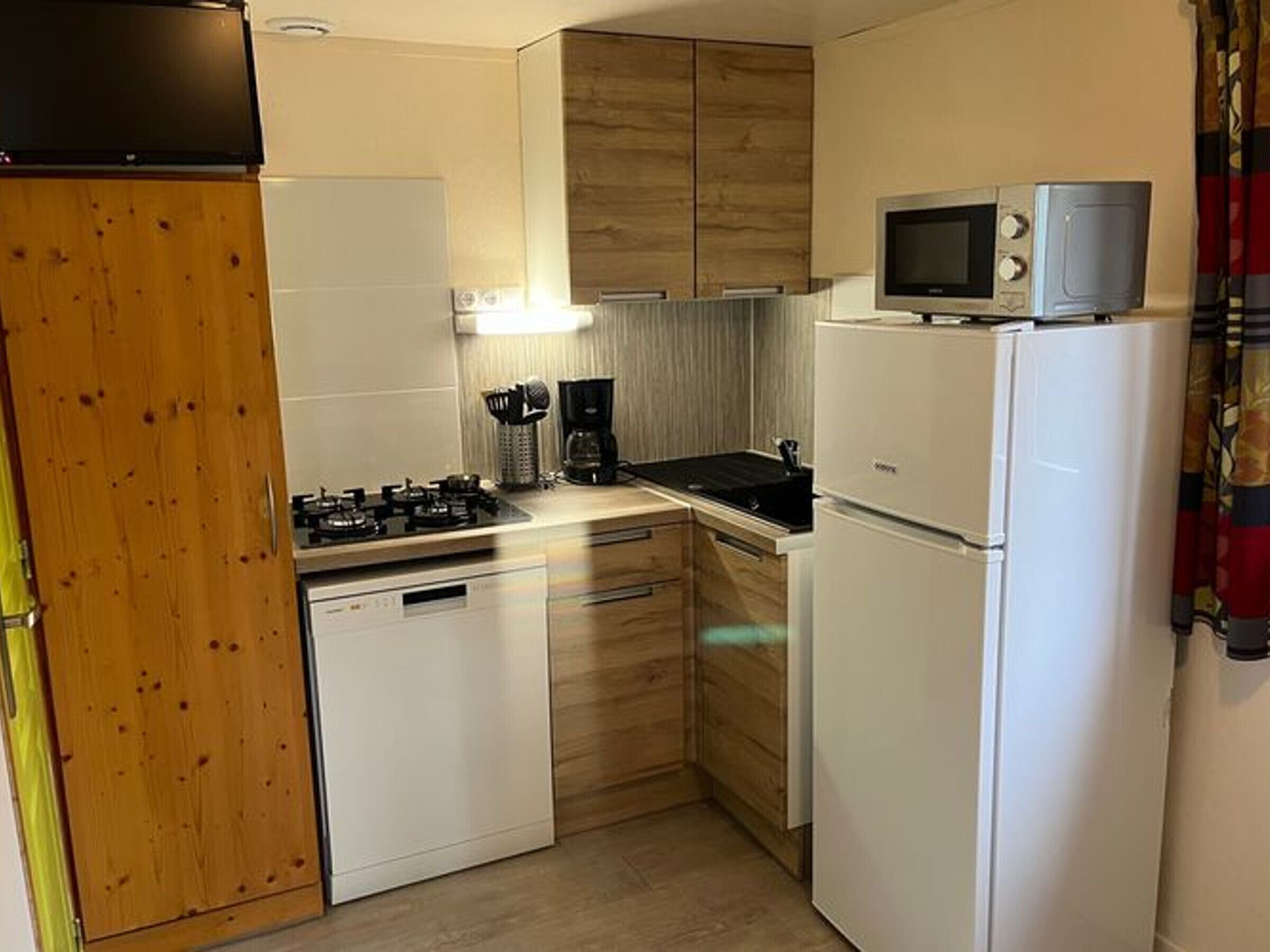 Réfrigérateur, micro-ondes, lave-vaisselle, cafetière/bouilloire