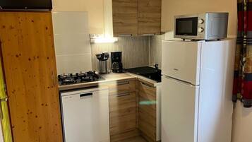 Réfrigérateur, micro-ondes, lave-vaisselle, cafetiÚre/bouilloire