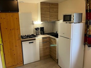 Réfrigérateur, micro-ondes, lave-vaisselle, cafetière/bouilloire