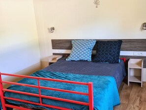 2 bedrooms, free WiFi, bed sheets, wheelchair access