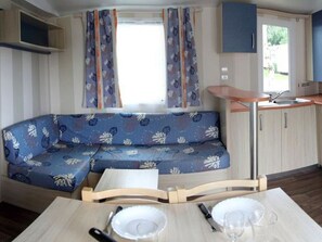 TV - Comfortable Mobile Home with Terrace for 6 People (Bretignolles-sur-Mer)