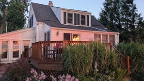 Exterior - Charming 4-bedroom lakefront cottage in Madison. Wine weekend getaways! (Madison)