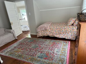4 bedrooms, WiFi, bed sheets - Charming 4-bedroom lakeside cottage in Madison. Wine weekend getaways! (Madison)