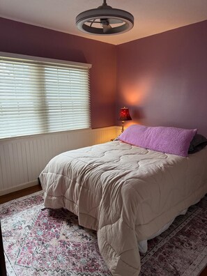 4 عدّة غرف نوم وواي فاي وملاءات أسرّة