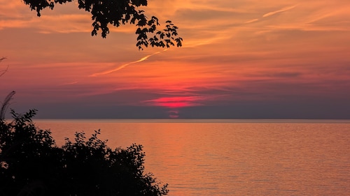 Charming 4-bedroom lakefront cottage in Madison. Wine weekend getaways!