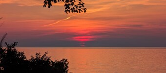 Charming 4-bedroom lakefront cottage in Madison. Wine weekend getaways!