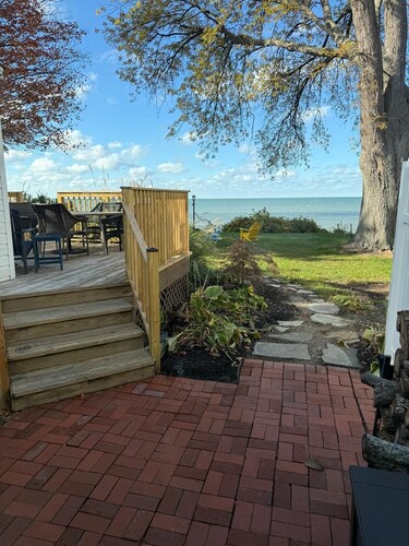 Charming 4-bedroom lakeside cottage in Madison. Wine weekend getaways!