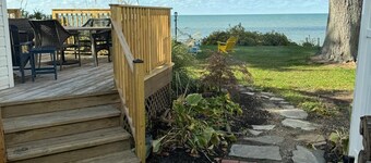 Charming 4-bedroom lakeside cottage in Madison. Wine weekend getaways!