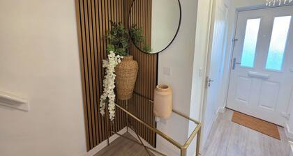 Spacious| Modern House |Close to Sites, beach,|Contractors, families welcome