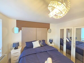 6 bedrooms, iron/ironing board, WiFi, bed sheets