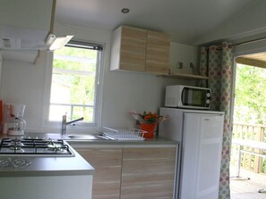 Kühlschrank, Wasserkocher mit Kaffee-/Teezubehör